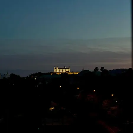 Cozy With Castle View Apartman