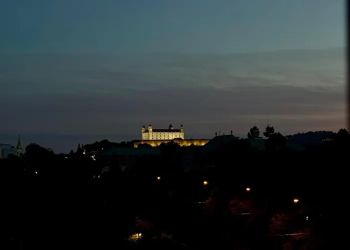 Cozy With Castle View 公寓