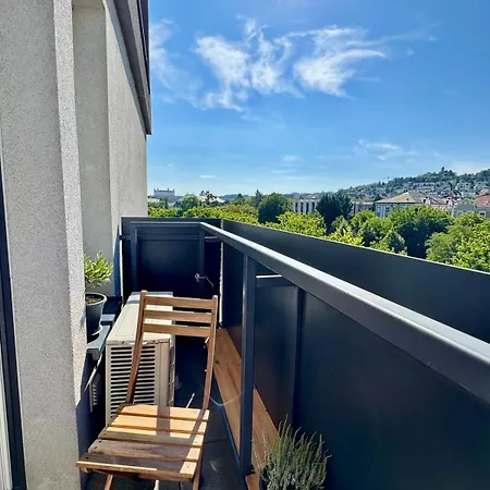 Cozy With Castle View Διαμέρισμα *