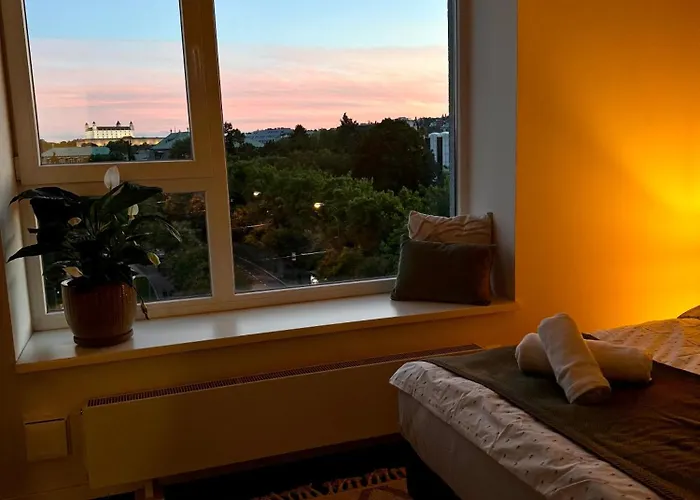 Cozy With Castle View Apartmán