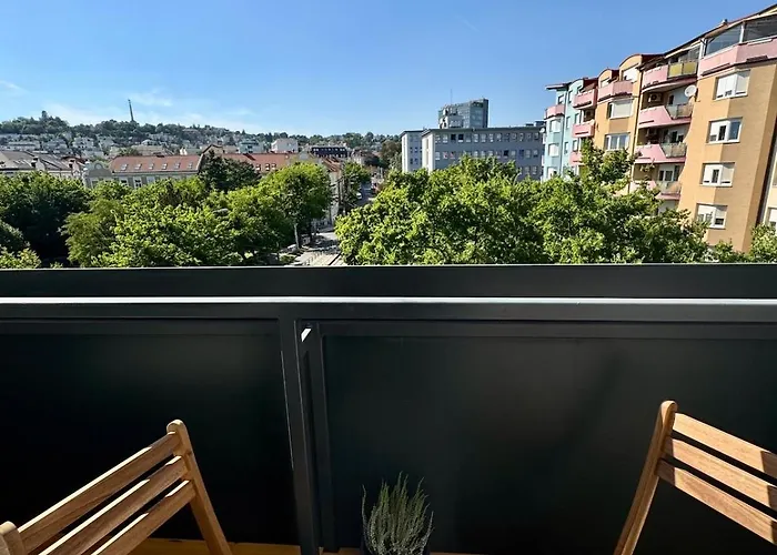 Cozy With Castle View Apartmán